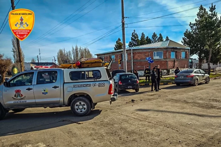 Dos vehículos chocaron cerca de un cuartel de Bomberos en Perito Moreno