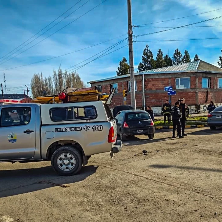 Dos vehículos chocaron cerca de un cuartel de Bomberos en Perito Moreno Dos vehículos chocaron cerca de un cuartel de Bomberos en Perito Moreno