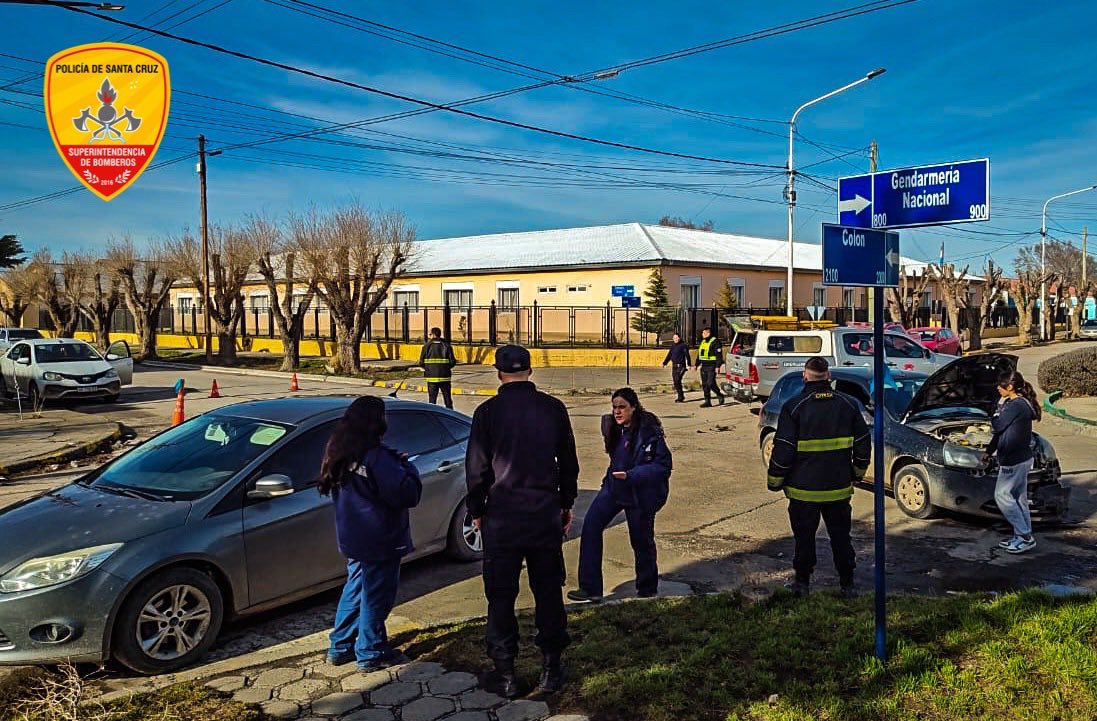 Dos vehículos chocaron cerca de un cuartel de Bomberos en Perito Moreno