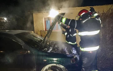 Perito Moreno: Un auto se estaba prendiendo fuego y los bomberos debieron sofocarlo Perito Moreno: Un auto se estaba prendiendo fuego y los bomberos debieron sofocarlo