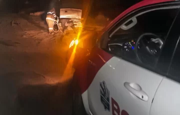 Bomberos de Puerto San Julián asistieron a un automovilista atrapado en el barro Bomberos de Puerto San Julián asistieron a un automovilista atrapado en el barro