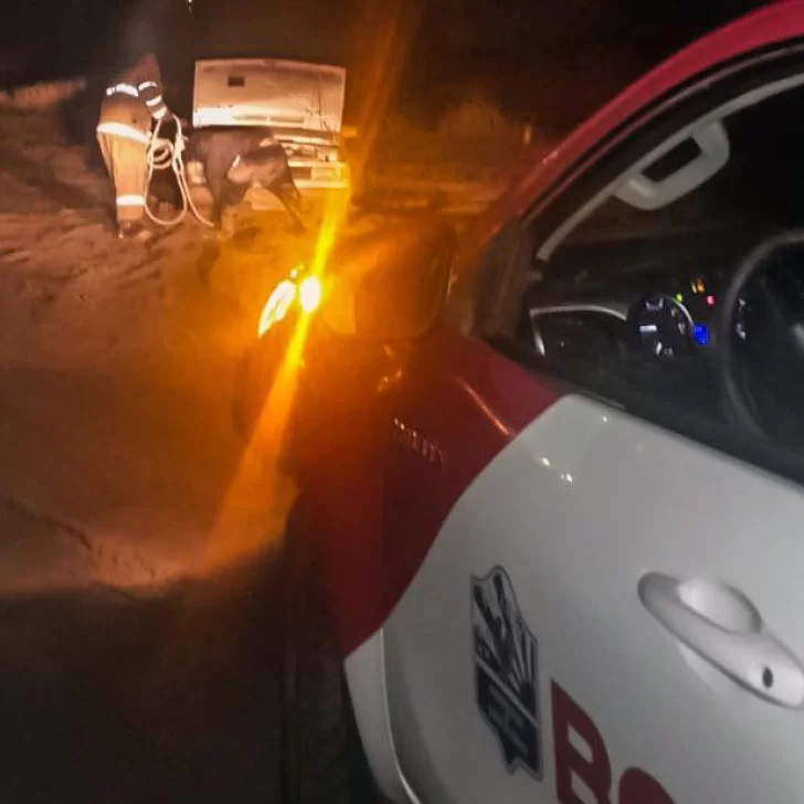 Bomberos de Puerto San Julián asistieron a un automovilista atrapado en el barro Bomberos de Puerto San Julián asistieron a un automovilista atrapado en el barro