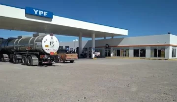 Sorprendieron a un hombre robando combustible de un camión en una estación de servicio Sorprendieron a un hombre robando combustible de un camión en una estación de servicio