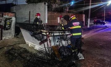 Bomberos de Caleta Olivia sofocaron una quema de residuos dentro de un container Bomberos de Caleta Olivia sofocaron una quema de residuos dentro de un container