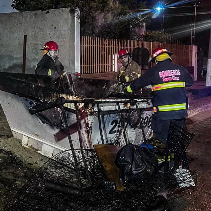 Bomberos de Caleta Olivia sofocaron una quema de residuos dentro de un container Bomberos de Caleta Olivia sofocaron una quema de residuos dentro de un container