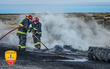 Bomberos de Río Gallegos extinguieron quema de cubiertas en la ruta Bomberos de Río Gallegos extinguieron quema de cubiertas en la ruta