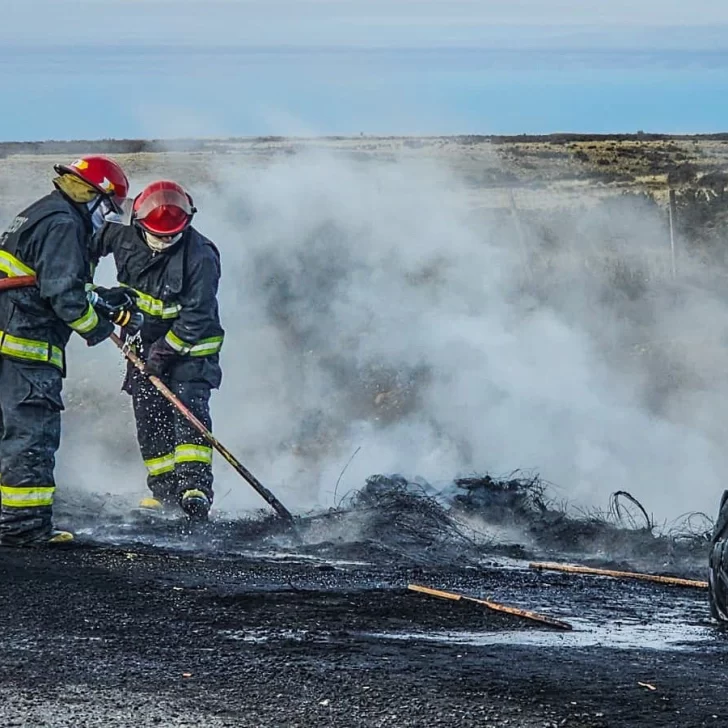 Bomberos de Río Gallegos extinguieron quema de cubiertas en la ruta Bomberos de Río Gallegos extinguieron quema de cubiertas en la ruta