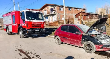 Un desperfecto mecánico provocó un principio de incendio en un auto Un desperfecto mecánico provocó un principio de incendio en un auto