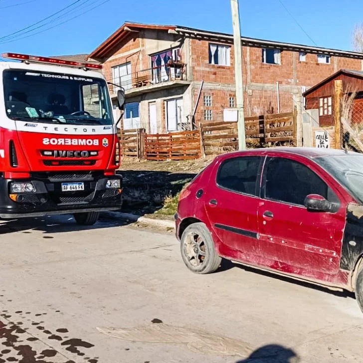 Un desperfecto mecánico provocó un principio de incendio en un auto Un desperfecto mecánico provocó un principio de incendio en un auto