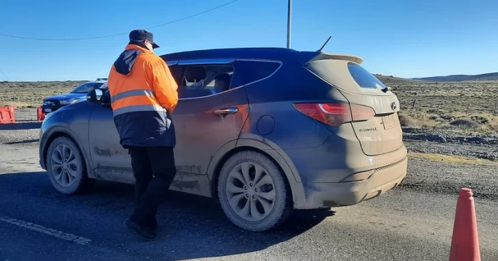  Un agente pidiendo la documentación a un vecino. (FOTO: POLICÍA SANTA CRUZ)