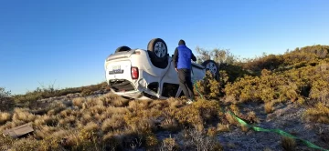 Psicóloga de Caleta Olivia viajaba a Córdoba y volcó por presencia de escarcha en una ruta de Chubut Psicóloga de Caleta Olivia viajaba a Córdoba y volcó por presencia de escarcha en una ruta de Chubut