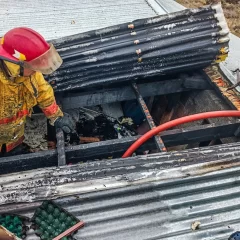 Una mujer de avanzada edad fue trasladada al hospital tras un incendio en una vivienda