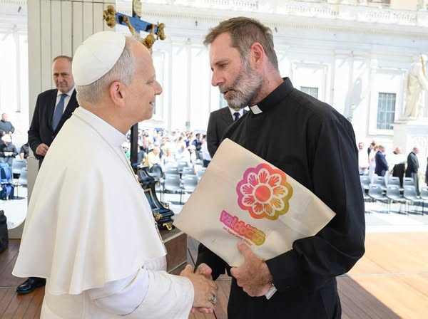  El papa León XIV saludando al padre Juan Carlos Molina, hoy candidato.