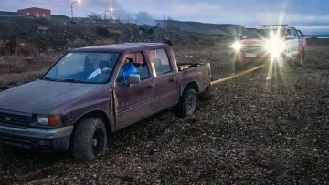 Bomberos rescataron una camioneta atascada en la costanera de Puerto Santa Cruz