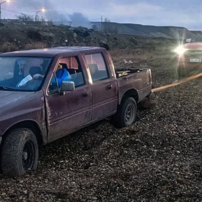 Bomberos rescataron una camioneta atascada en la costanera de Puerto Santa Cruz