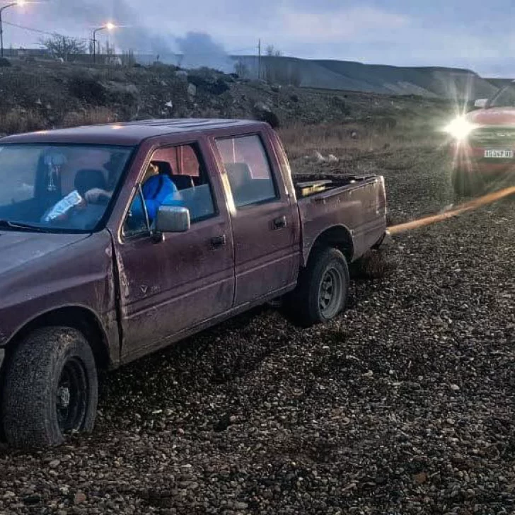 Bomberos rescataron una camioneta atascada en la costanera de Puerto Santa Cruz