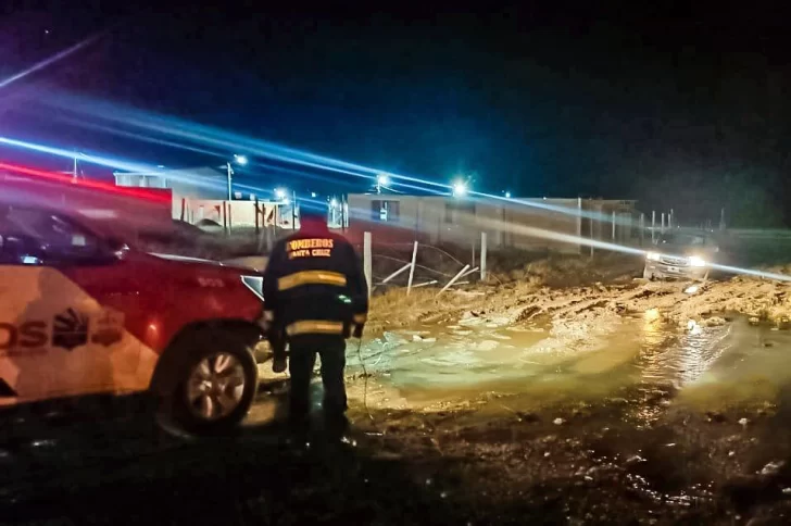 Bomberos rescataron una camioneta atrapada en el barro en 28 de Noviembre