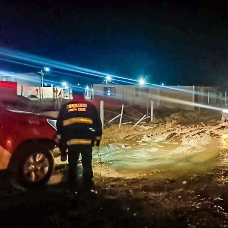 Bomberos rescataron una camioneta atrapada en el barro en 28 de Noviembre Bomberos rescataron una camioneta atrapada en el barro en 28 de Noviembre