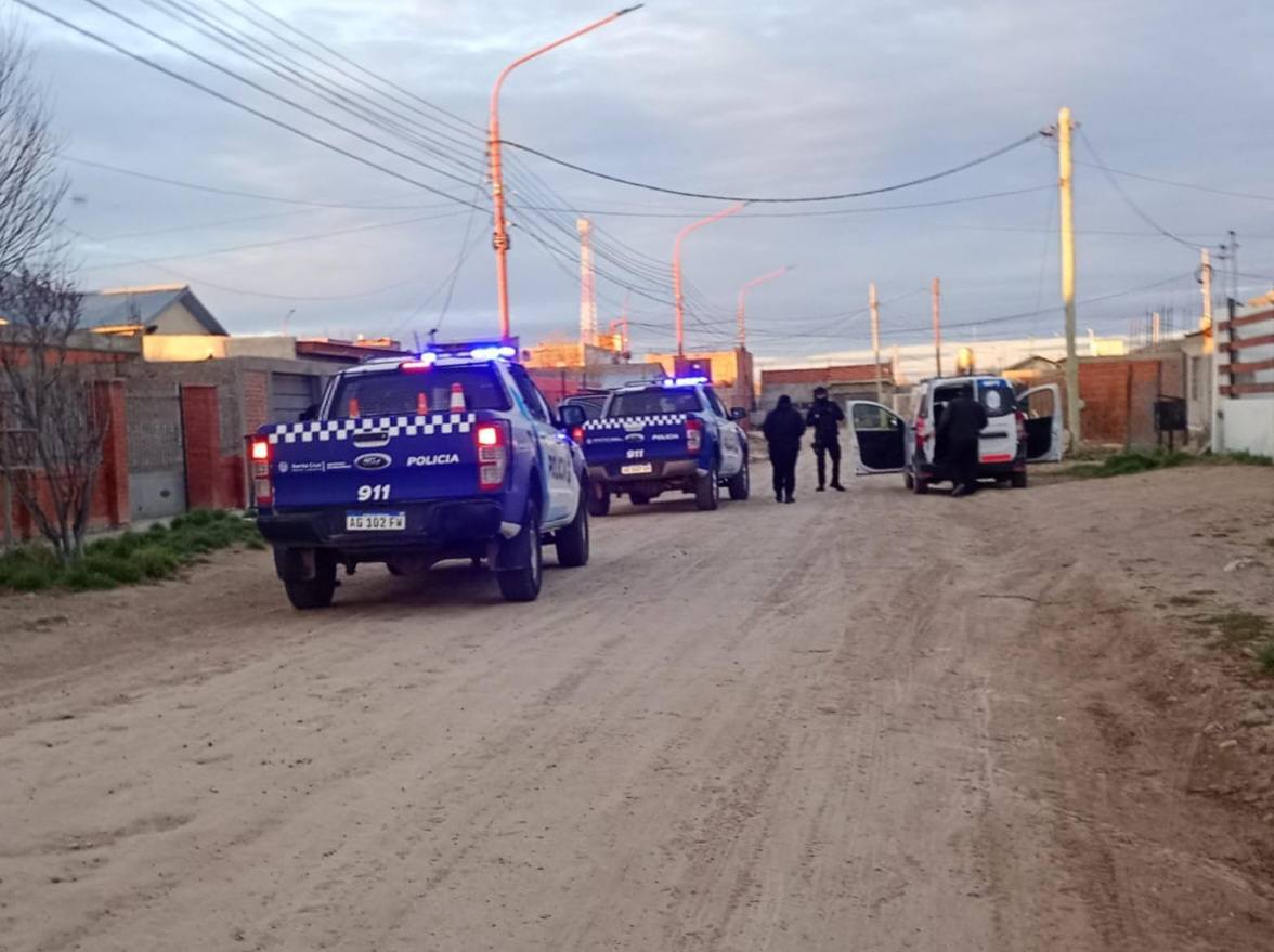  El despliegue de la Policía, tras el secuestro del auto.