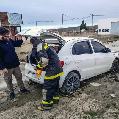 Fue a tirar basura al vaciadero y su auto quedó encajado en el barro