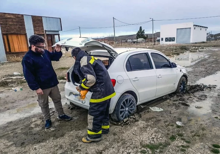 Fue a tirar basura al vaciadero y su auto quedó encajado en el barro