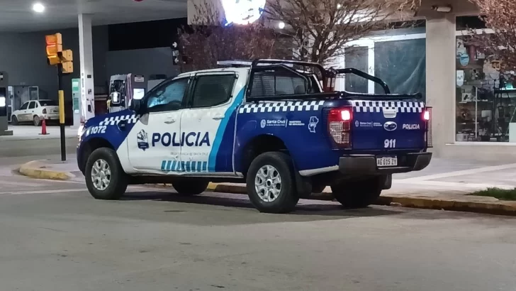  El impacto fue en una de las puertas del móvil. (FOTO: CANAL ACTIVO)