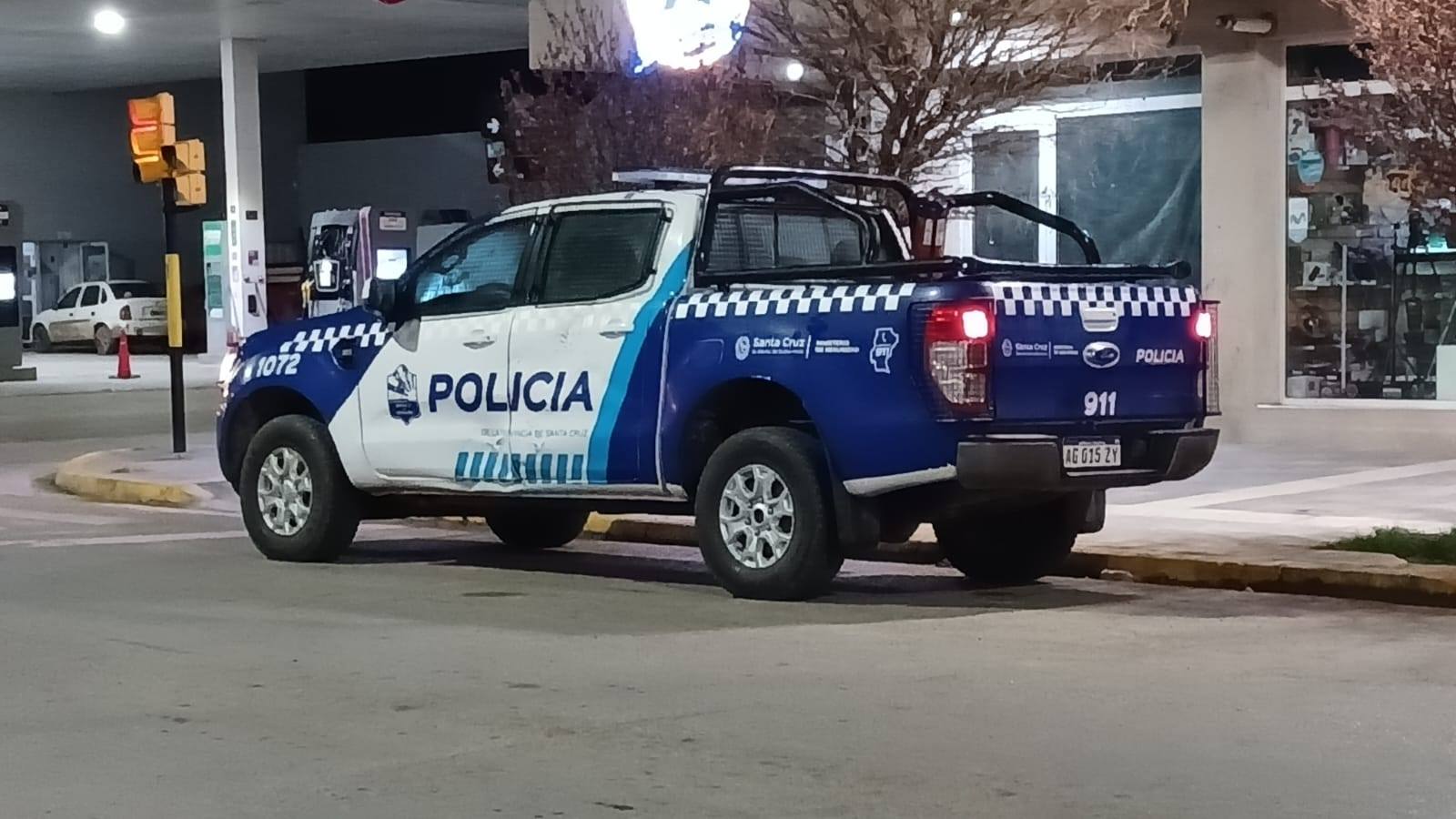  El impacto fue en una de las puertas del móvil. (FOTO: CANAL ACTIVO)