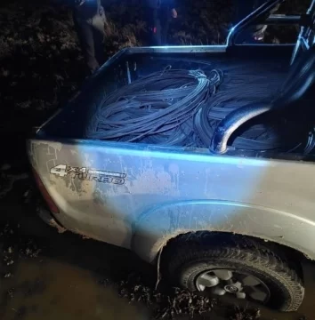 Delincuentes abandonaron su camioneta cuando se les “encajó” en el barro Delincuentes abandonaron su camioneta cuando se les “encajó” en el barro