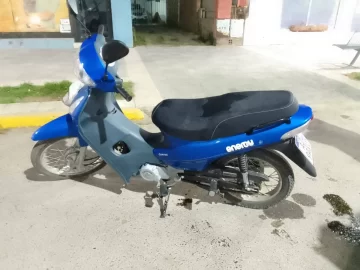 Una mujer perdió el control de su motocicleta y chocó contra un patrullero Una mujer perdió el control de su motocicleta y chocó contra un patrullero