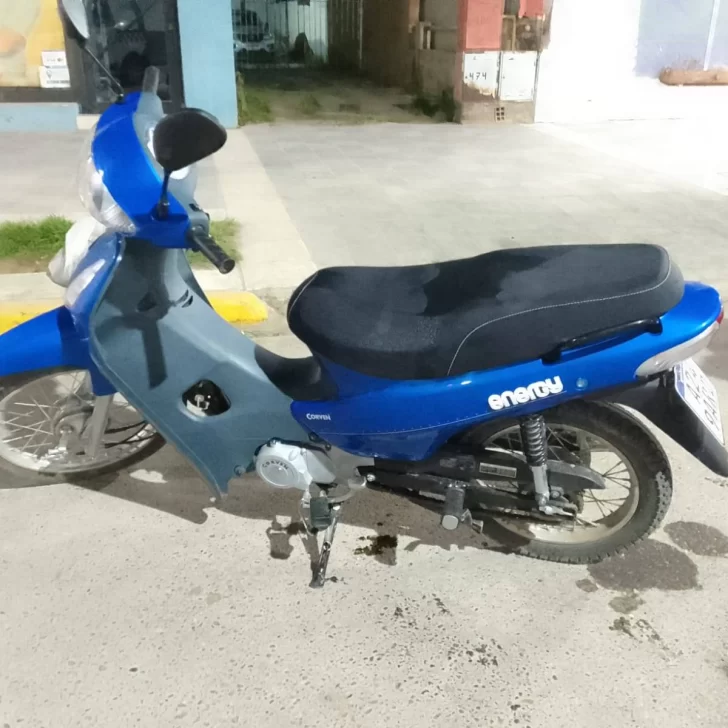 Una mujer perdió el control de su motocicleta y chocó contra un patrullero Una mujer perdió el control de su motocicleta y chocó contra un patrullero