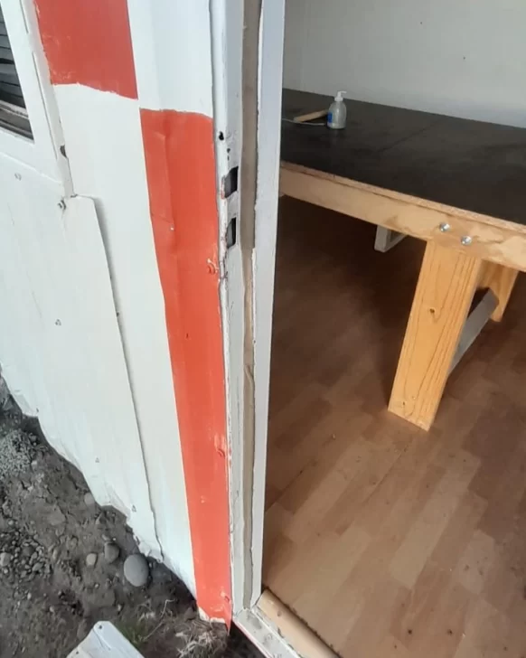  La puerta forzada por los malvivientes. (FOTO: AHORA CALAFATE)