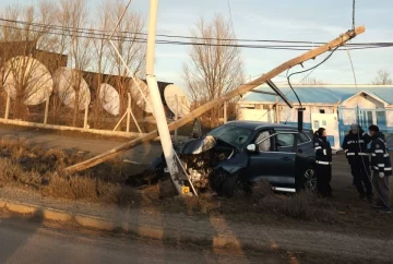 Circulaba a alta velocidad, chocó un poste y se desprendió la bateria del auto: dos heridos graves