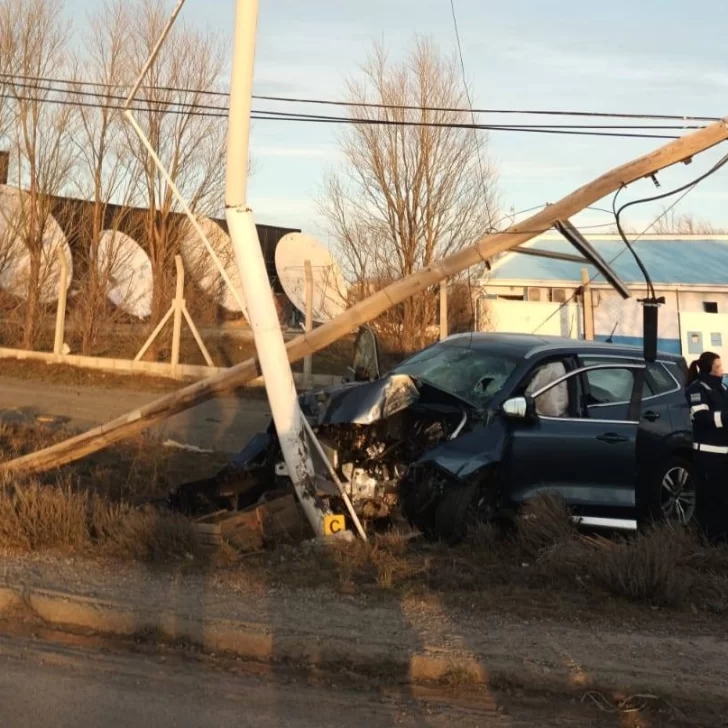 Circulaba a alta velocidad, chocó un poste y se desprendió la bateria del auto: dos heridos graves