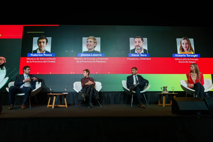  Entre los oradores participó el presidente de Fomicruz S.E, Oscar Vera, junto a Federico Ponce, ministro de Hidrocarburos de Chubut, y Jimena Latorre ministra de Energía y Ambiente de Mendoza, en el panel “Campos maduros y activos convencionales: qué lugar tienen en el nuevo mapa”.