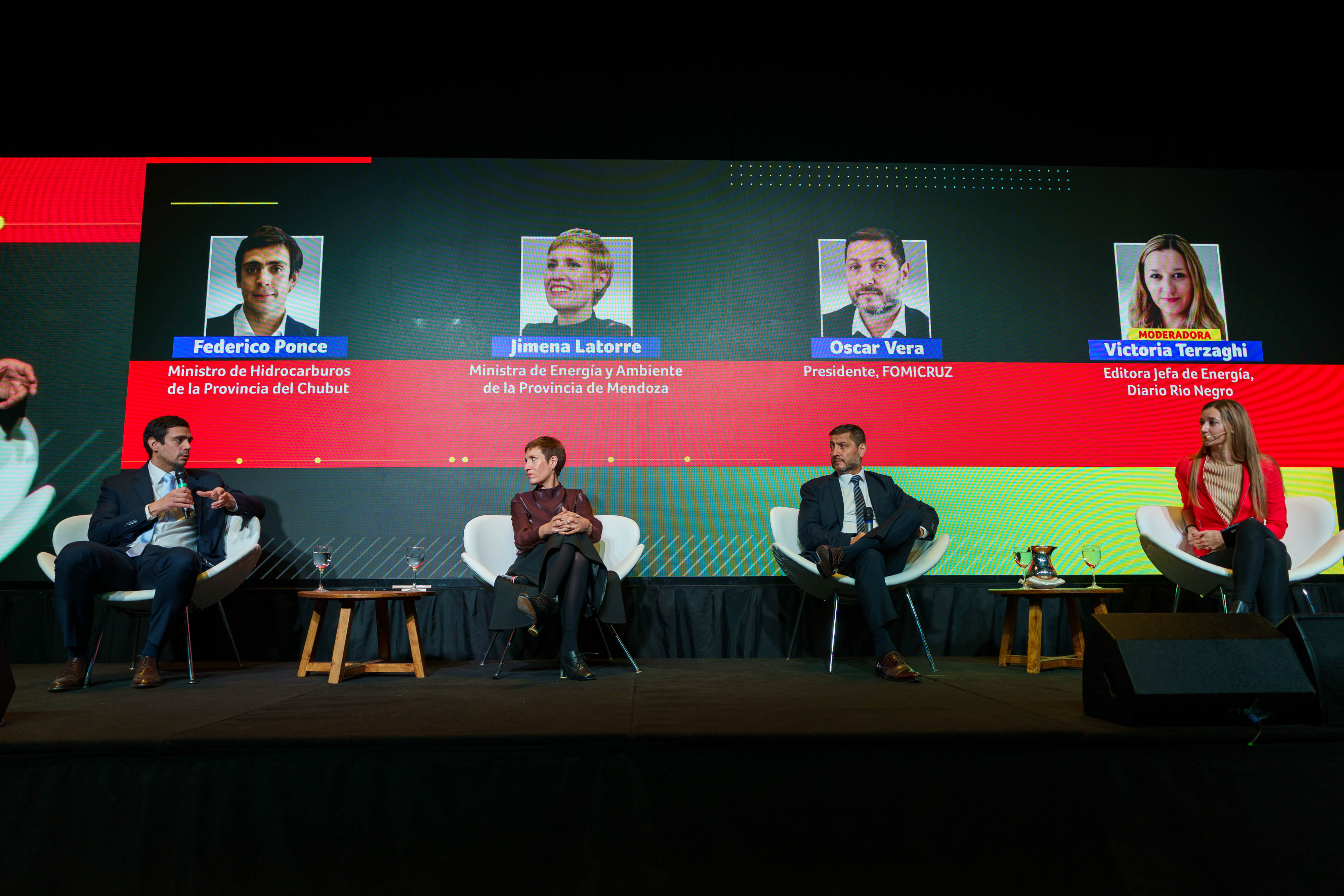  Entre los oradores participó el presidente de Fomicruz S.E, Oscar Vera, junto a Federico Ponce, ministro de Hidrocarburos de Chubut, y Jimena Latorre ministra de Energía y Ambiente de Mendoza, en el panel “Campos maduros y activos convencionales: qué lugar tienen en el nuevo mapa”.