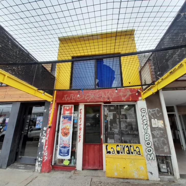 Daños y disturbios en un local de Caleta Olivia: un hombre enfrentó a la policía y fue internado Daños y disturbios en un local de Caleta Olivia: un hombre enfrentó a la policía y fue internado