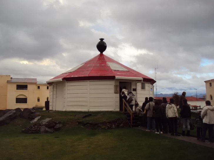  Réplica del Faro del fin del Mundo en el Museo Marítimo y del Presidio – Ushuaia (Foto: Lic. Mónica Menvielle - 2012)