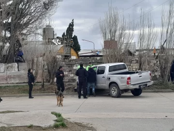 Perdió el control de su camioneta, se subió a un cordón y entró el crisis: “Por favor no se la lleven” Perdió el control de su camioneta, se subió a un cordón y entró el crisis: “Por favor no se la lleven”