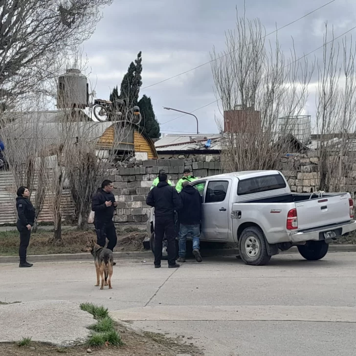 Perdió el control de su camioneta, se subió a un cordón y entró el crisis: “Por favor no se la lleven” Perdió el control de su camioneta, se subió a un cordón y entró el crisis: “Por favor no se la lleven”