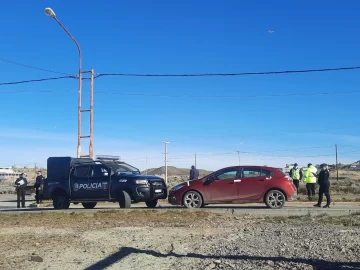 Un grupo de amigos ebrios colisionó su auto contra una camioneta de la Policía de Caleta Olivia