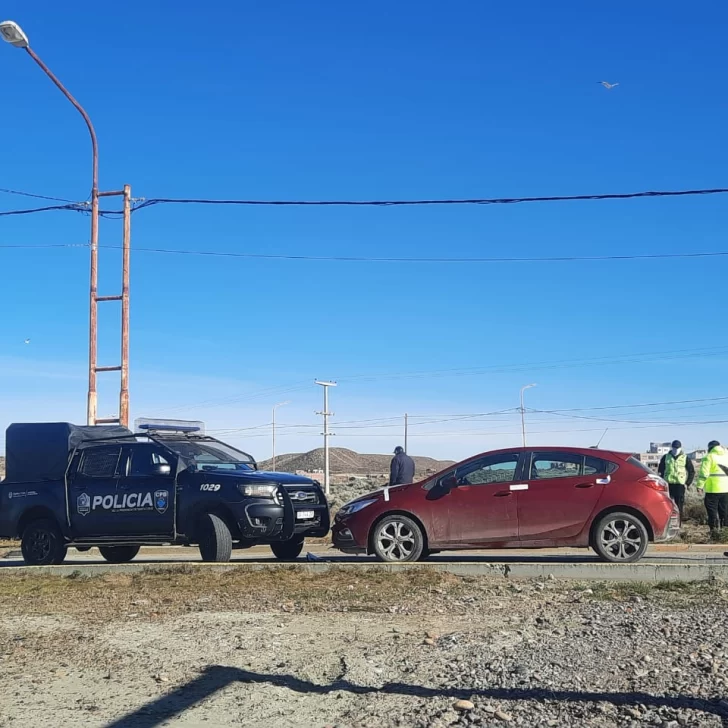 Un grupo de amigos ebrios colisionó su auto contra una camioneta de la Policía de Caleta Olivia