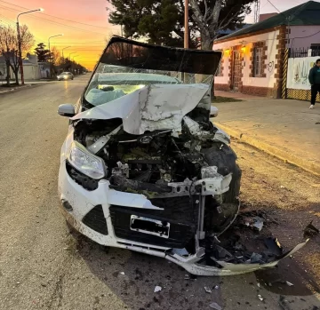 Un conductor alcoholizado protagonizó un choque en pleno centro de Pico Truncado Un conductor alcoholizado protagonizó un choque en pleno centro de Pico Truncado