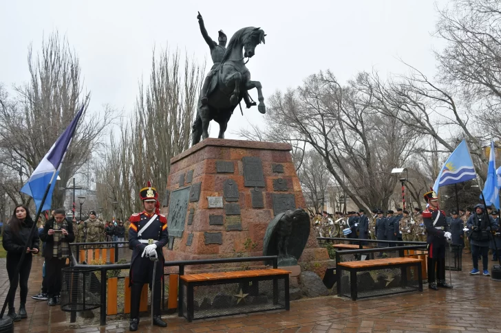Con la presencia de dos granaderos, se homenajeó al general José de San Martín