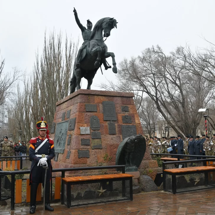 Con la presencia de dos granaderos, se homenajeó al general José de San Martín Con la presencia de dos granaderos, se homenajeó al general José de San Martín