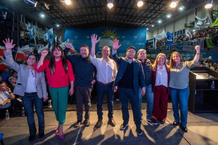  Mariana Mercado (suplente), Constanza Pacheco (suplente), Juan José Ortega (tercer candidato), José Álvarez (primer candidato), Claudio Vidal (gobernador), Fabián Leguizamón (vicegobernador), Gisela Martínez (segunda candidata) y Noelia Arias (candidata comisionado de Cañadón Seco). FOTO: LEANDRO FRANCO/ LA OPINIÓN AUSTRAL
