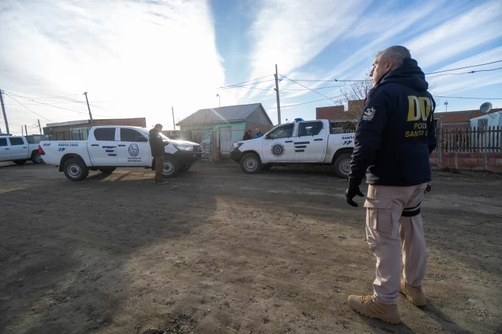  Poblete supervisando uno de los procedimientos. FOTO: LEANDRO FRANCO/ LA OPINIÓN AUSTRAL