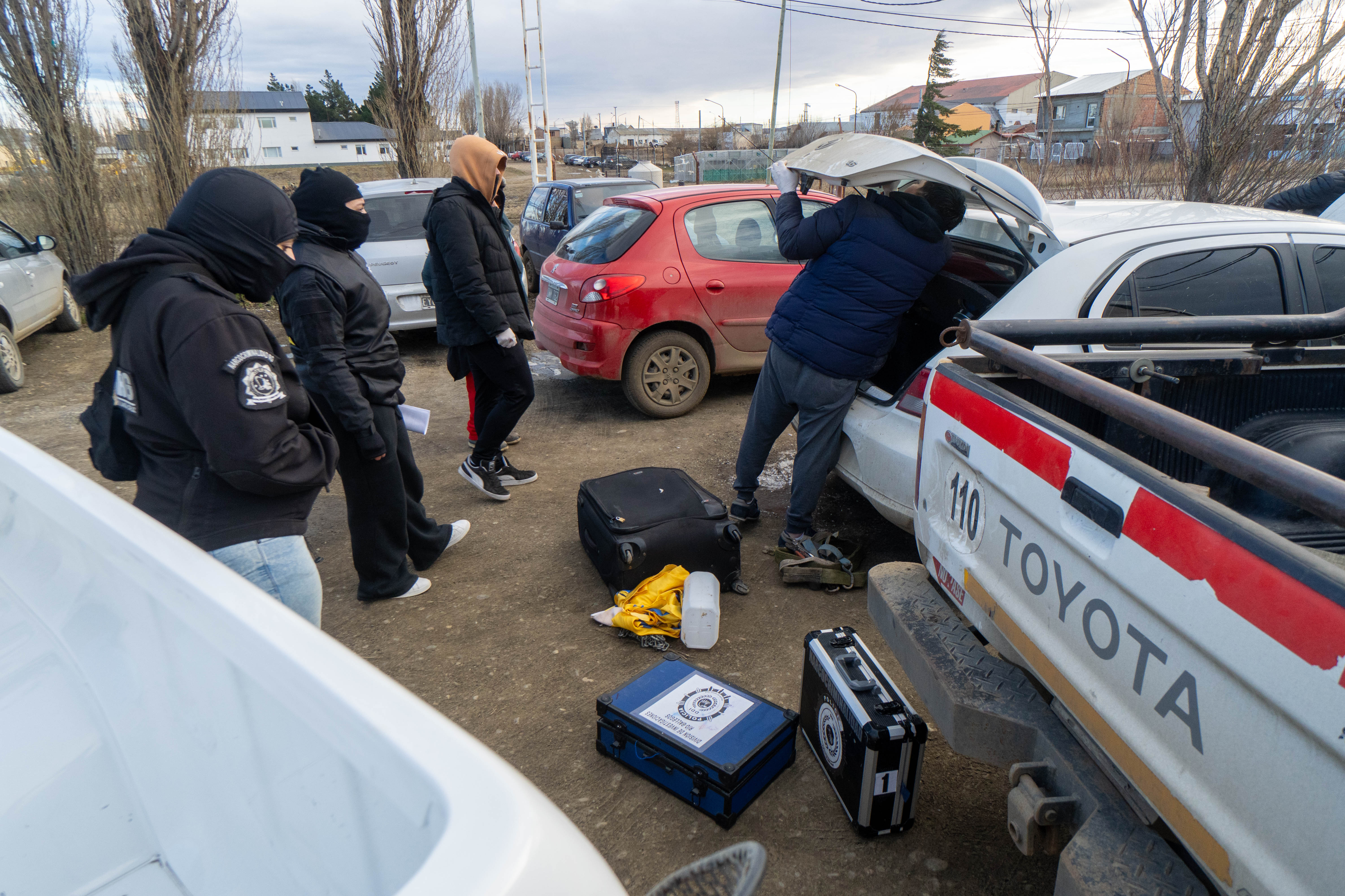  Parte de las pertenencias del acusado que fueron sacadas del rodado. FOTO: LEANDRO FRANCO/ LA OPINIÓN AUSTRAL