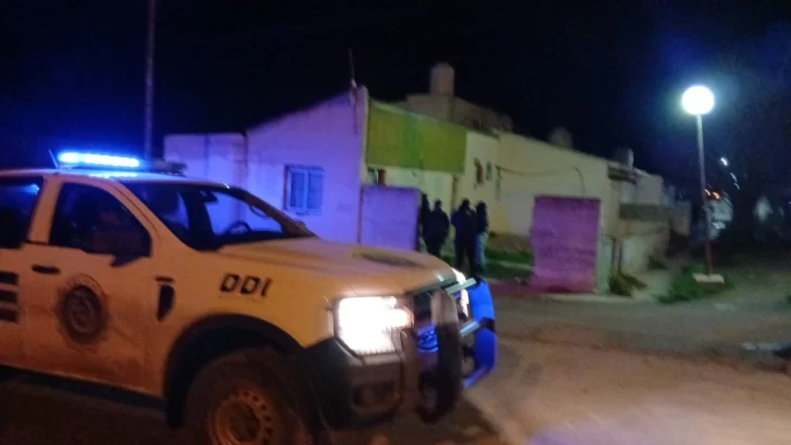  El momento del procedimiento. (FOTO: POLICÍA DE SANTA CRUZ).