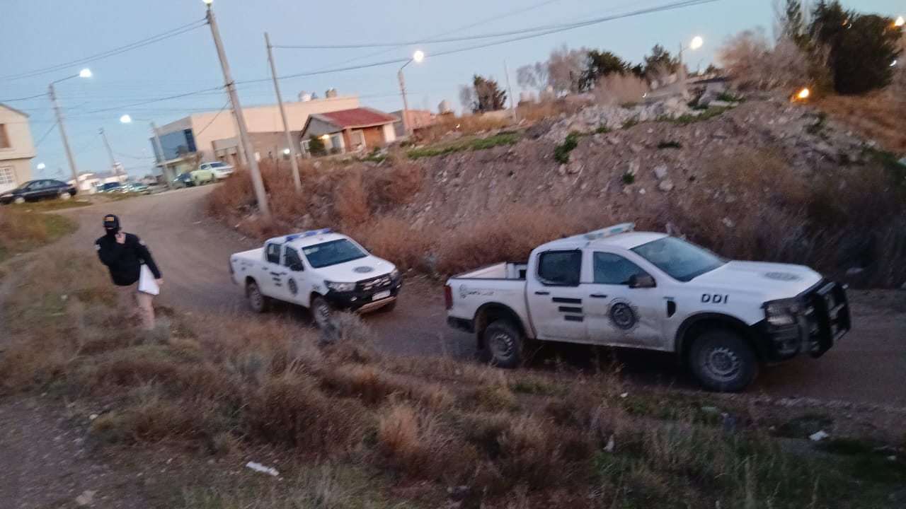  Policía en el descampado. (FOTO: POLICÍA DE SANTA CRUZ).