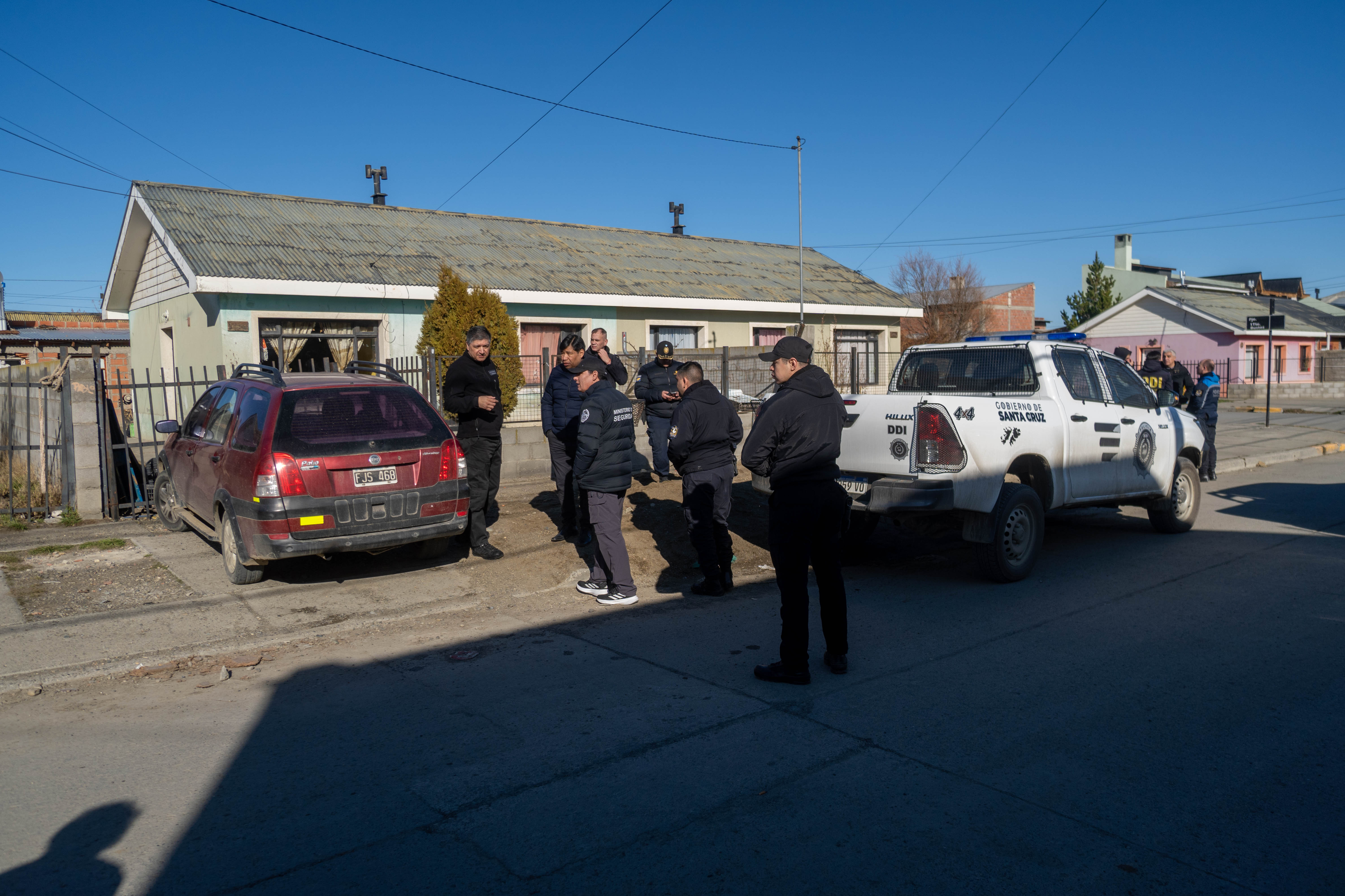  Las autoridades y un móvil de la fuerza afuera de un domicilio tras ser allanado. FOTO: LEANDRO FRANCO/ LA OPINIÓN AUSTRAL
